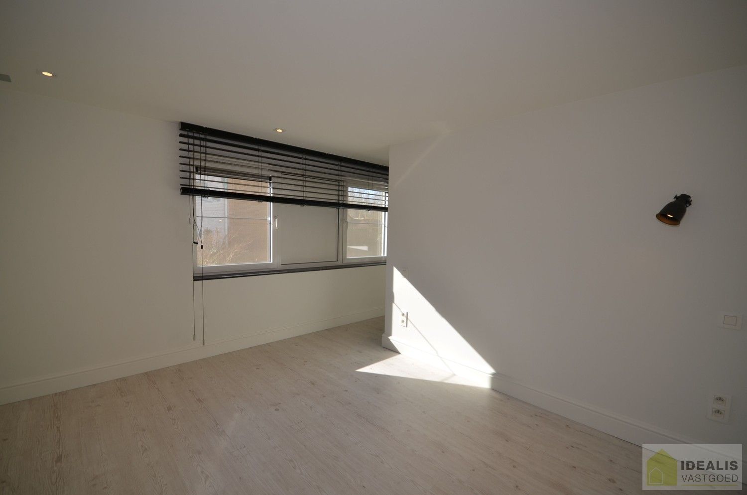 IDEALIS VASTGOED  - Luxueus, zeer hoogwaardig afgewerkt , instapklaar gelijkvloers appartement  in het midden van het centrum van Neerpelt op wandelafstand van horeca, shopping en openbaar vervoer! foto 8