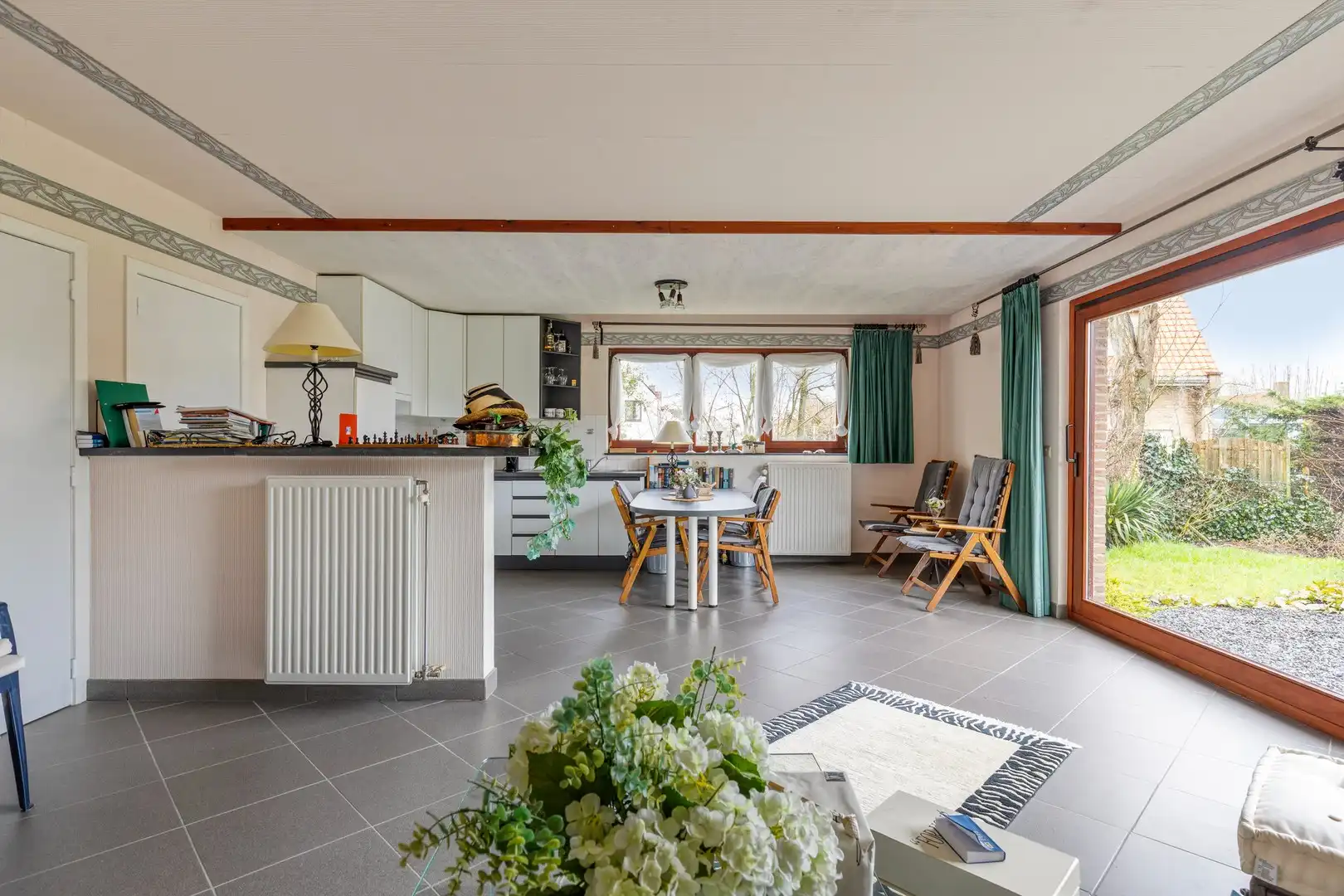 Ruim gelijkvloers appartement met grote tuin in een residentiële wijk ! foto 13