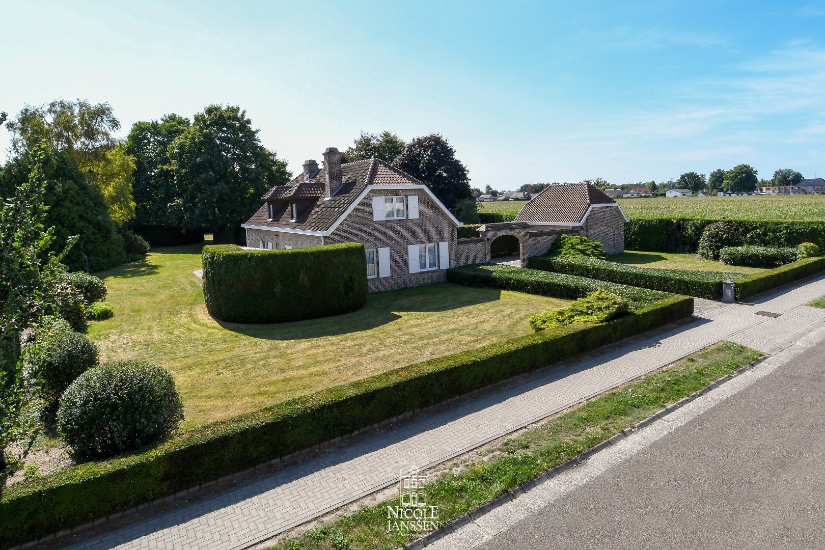 Ruime gezinswoning op een royaal perceel in een rustige omgeving  foto {{pictureIndex}}