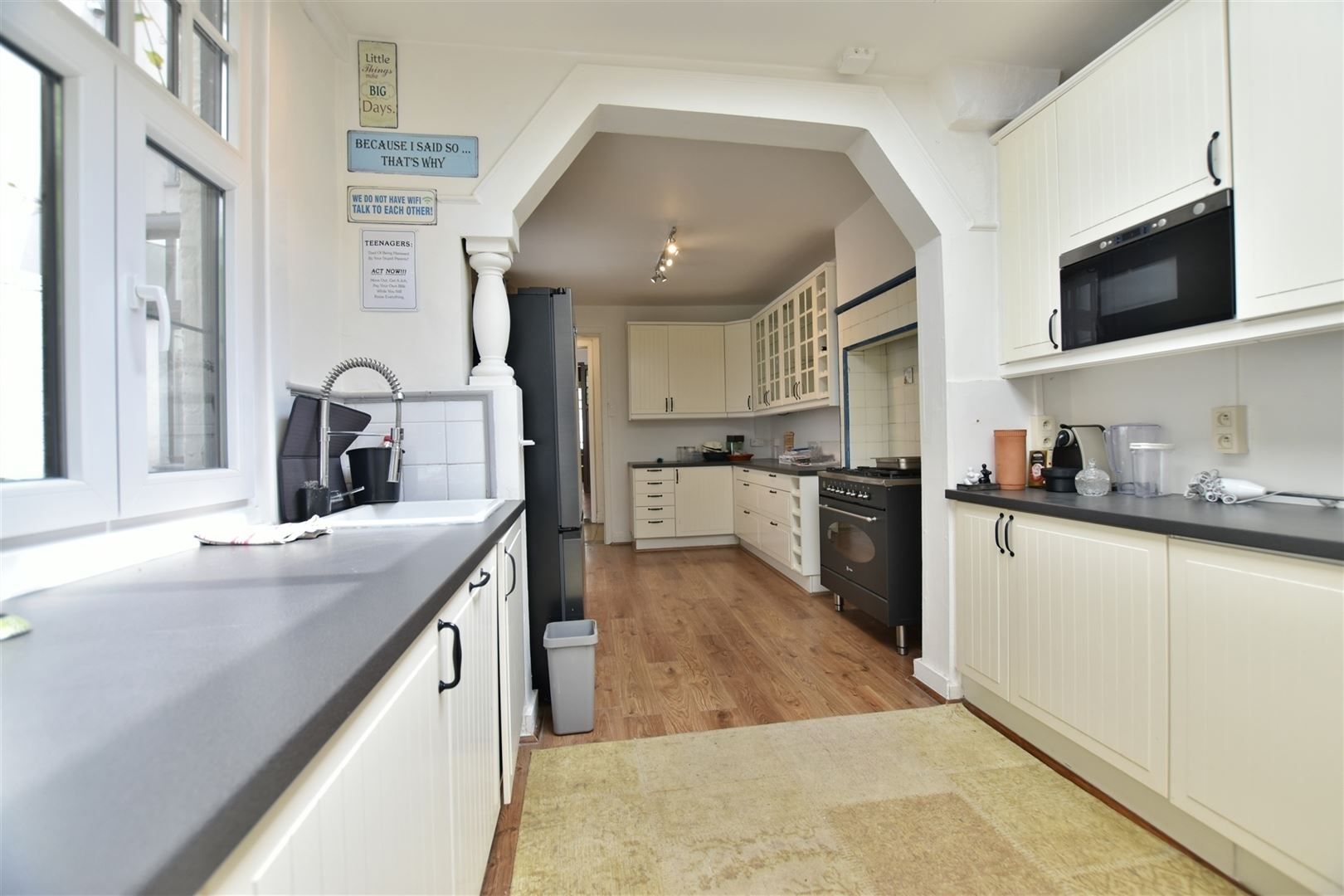 Karaktervolle, ruime woning met 6 slaapkamers, binnenkoer met jacuzzi en topligging! foto 8