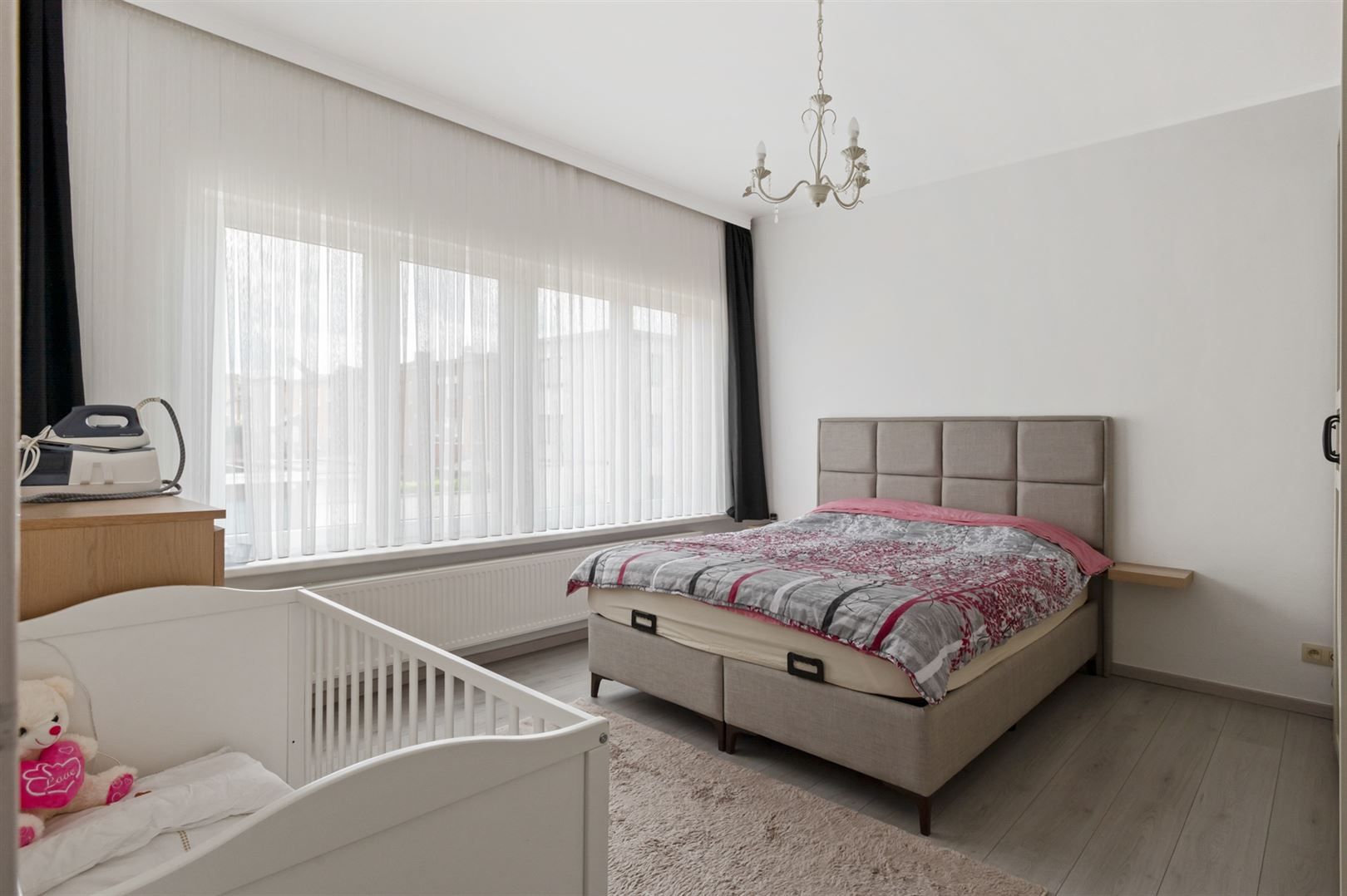 Gerenoveerde halfopen woning op ca. 300m2 met garage en tuin. foto 11