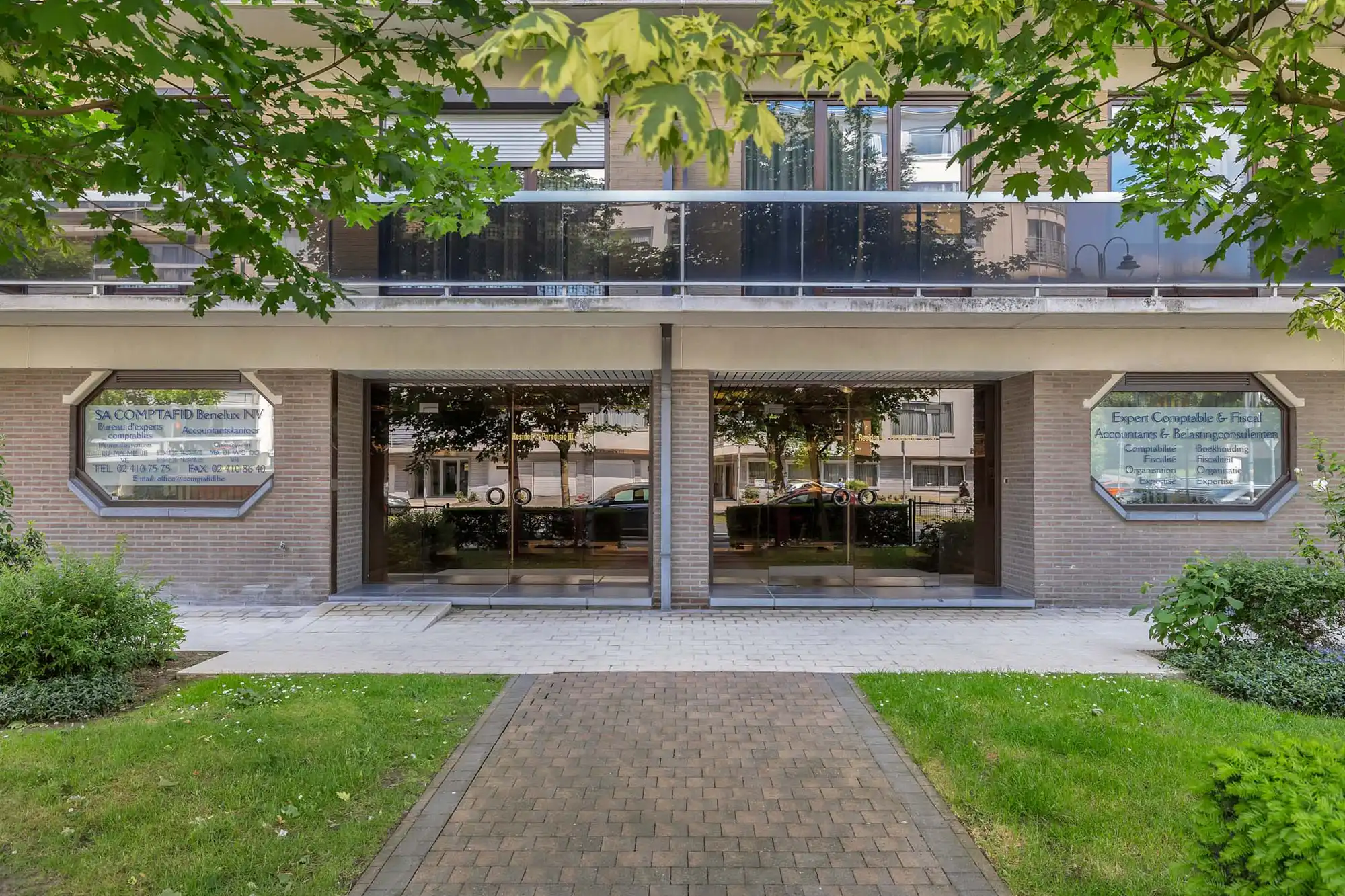 Instapklaar commercieel gelijkvloers op strategische locatie foto 4