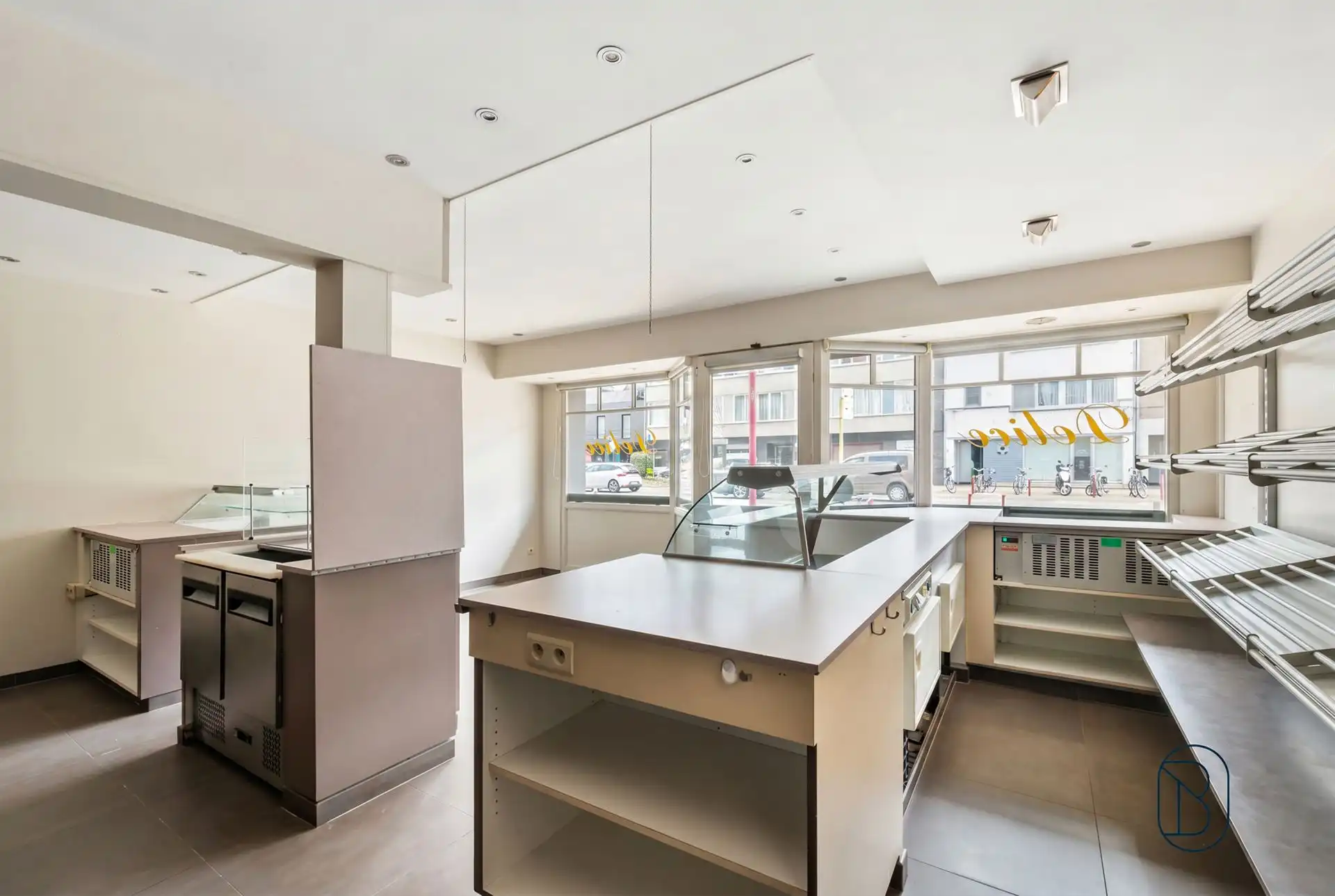 Topgelegen handelspand met luxueus duplex appartement foto 17