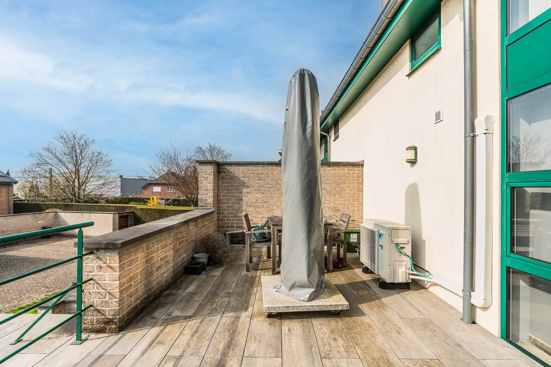 Ontzettend ruim en lichtrijk duplex-appartement incl garagebox foto 22