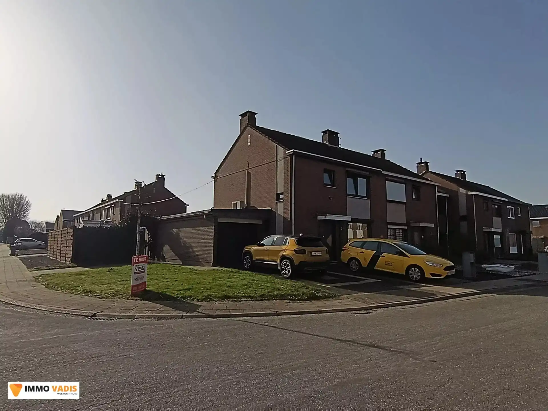 Gezinswoning met tuin, 3 slaapkamers en garage foto {{pictureIndex}}