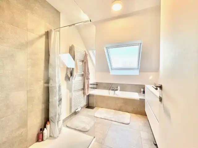 RECENT EN LICHTRIJK APPARTEMENT MET 2 KAMERS EN PARKEERPLAATS foto 13