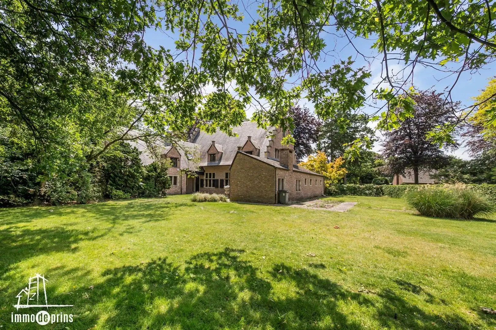 Ruime villa in residentiele wijk foto 2