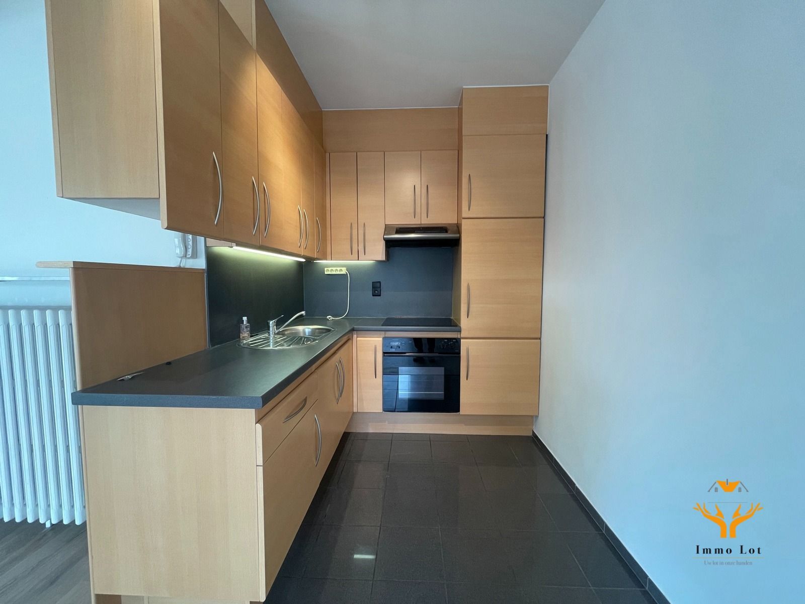 TE HUUR: Gerenoveerd appartement op Markt Zele foto 7