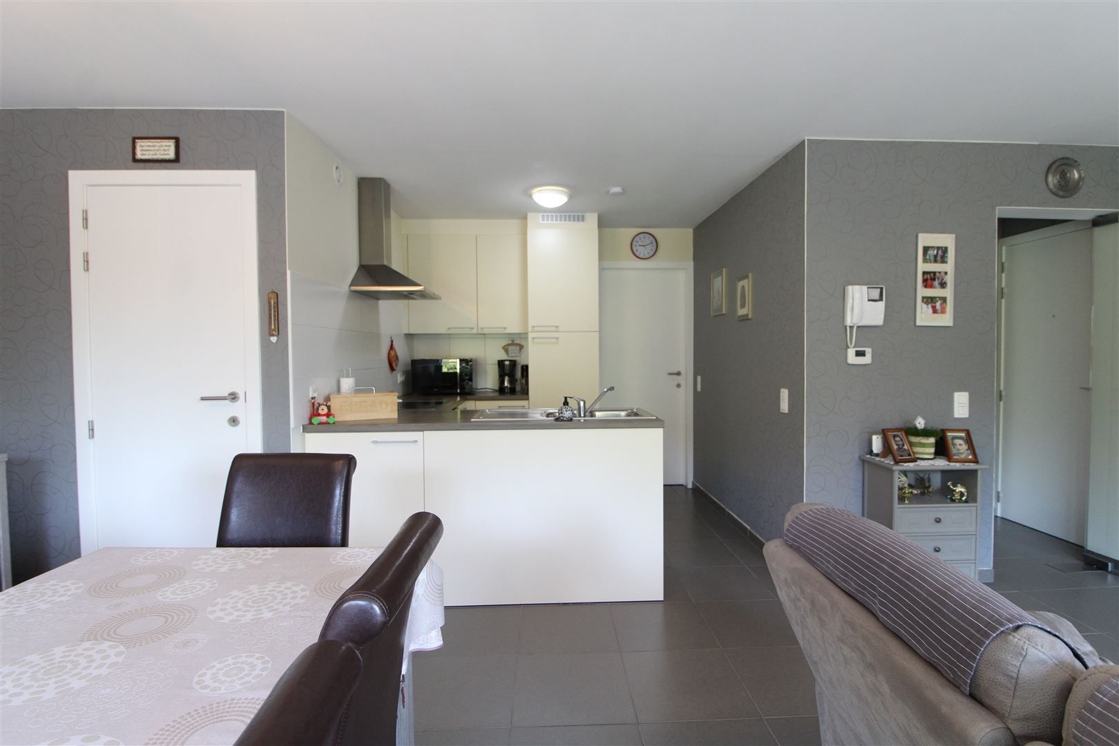 Centraal gelegen twee slaapkamer appartement met zicht op het park aan het dorpsplein. foto 3