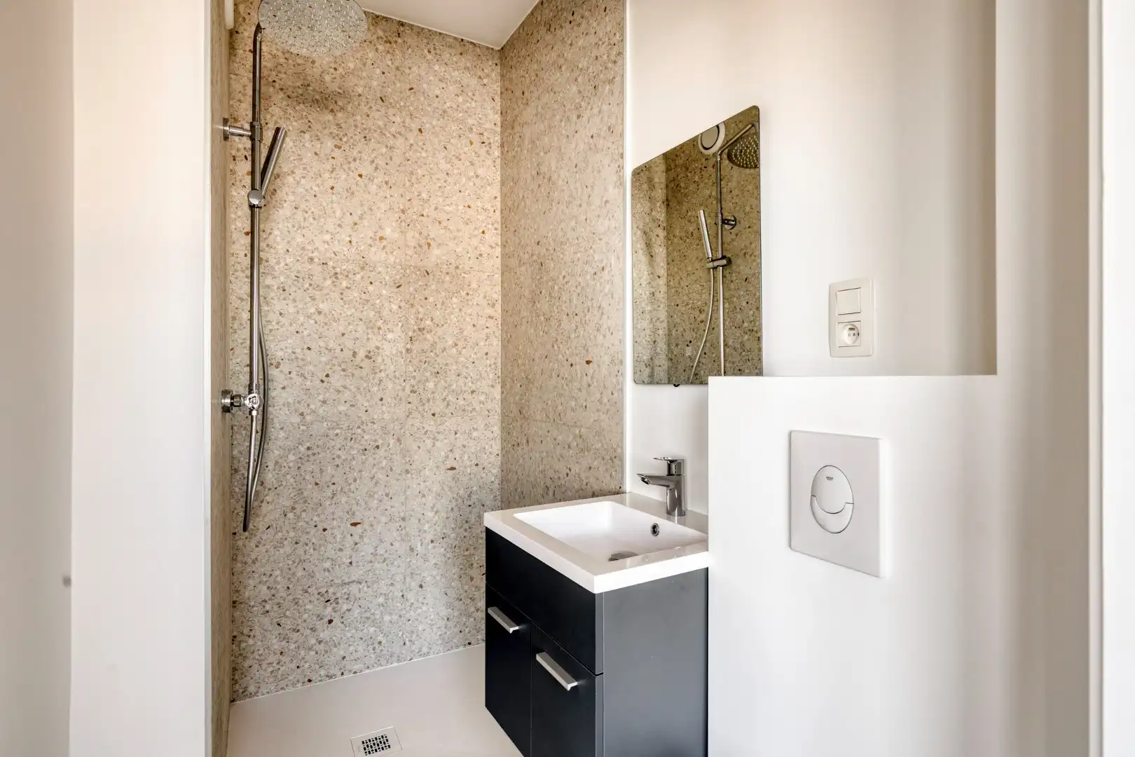 Volledig gerenoveerde studentenkamer in residentie met 15 studentenkamers en een 1slaapkamer appartement in hartje Leuven - EPC label A! foto 3