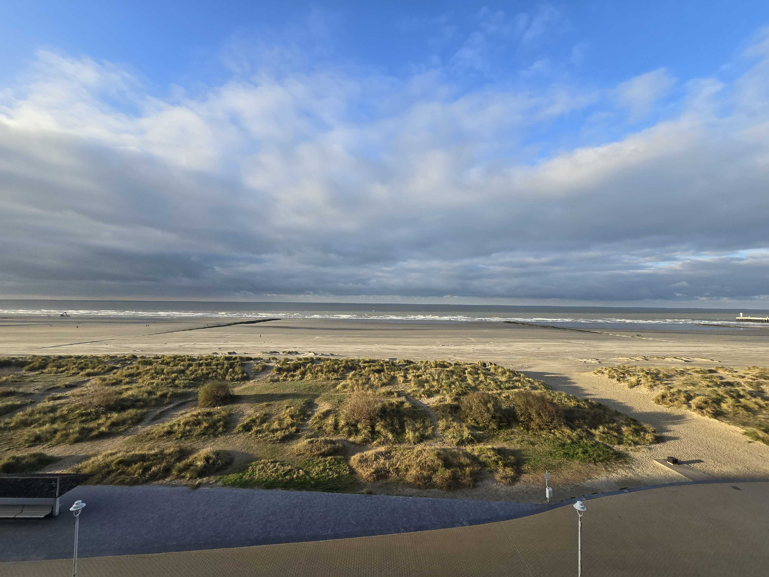 Op te knappen appartement met frontaal zeezicht en aanpalende studio te Nieuwpoort foto 11