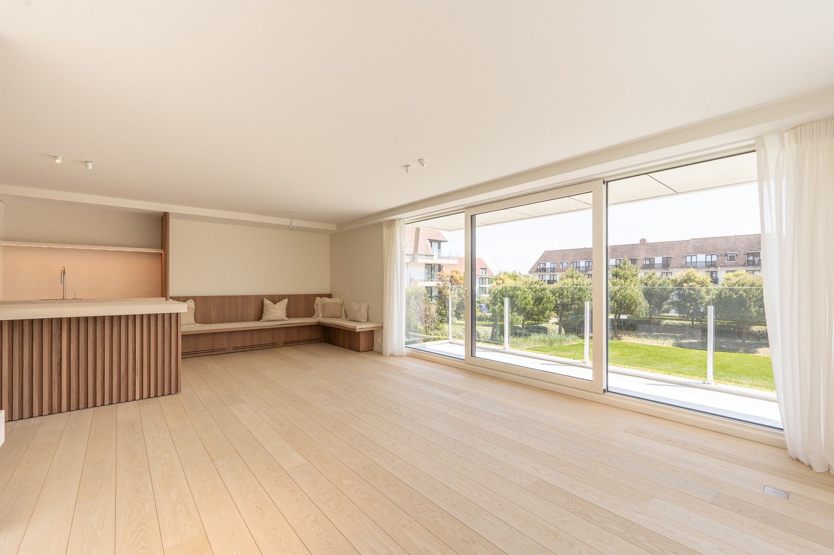 Gerenoveerd hoekappartement met mooie terrassen in een prestigieus gebouw op de Wandeldijk. foto 2