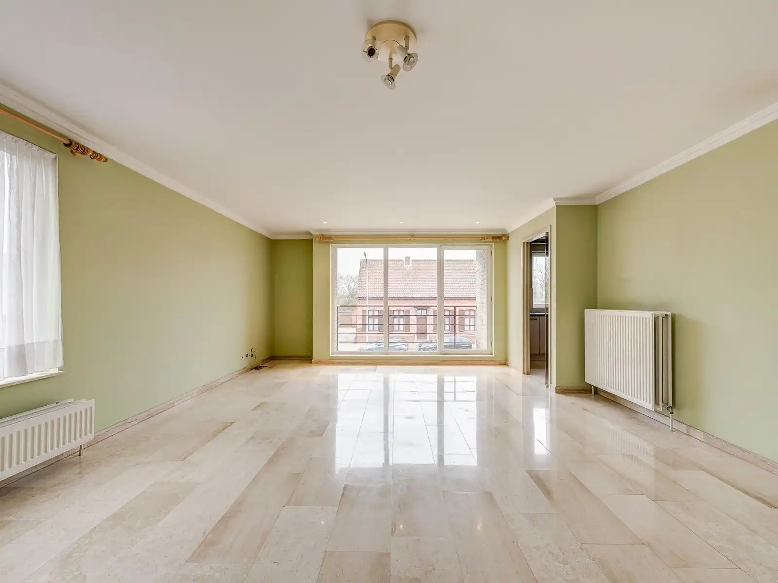 Appartement op 1ste verdieping met lift, 2 slaapkamers, ruim terras, garage en autostaanplaats. foto 2