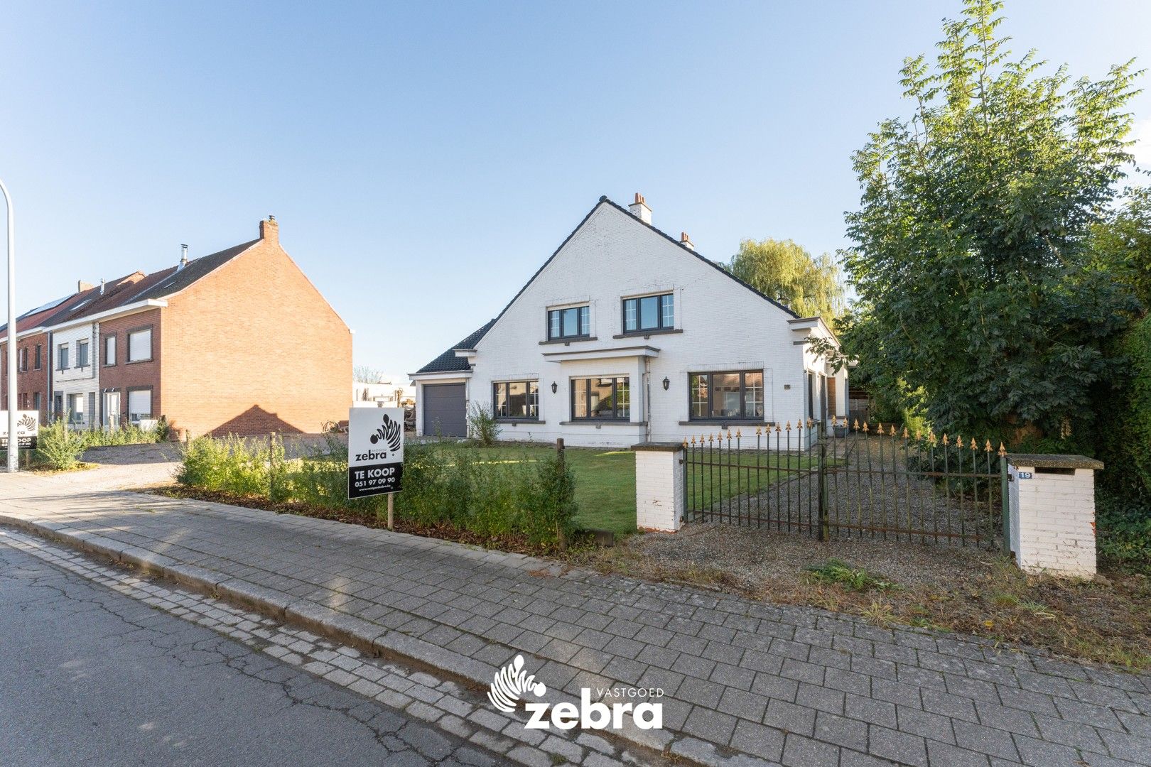 Gerenoveerde alleenstaande woning op ruim perceel te Outrijve! foto 2