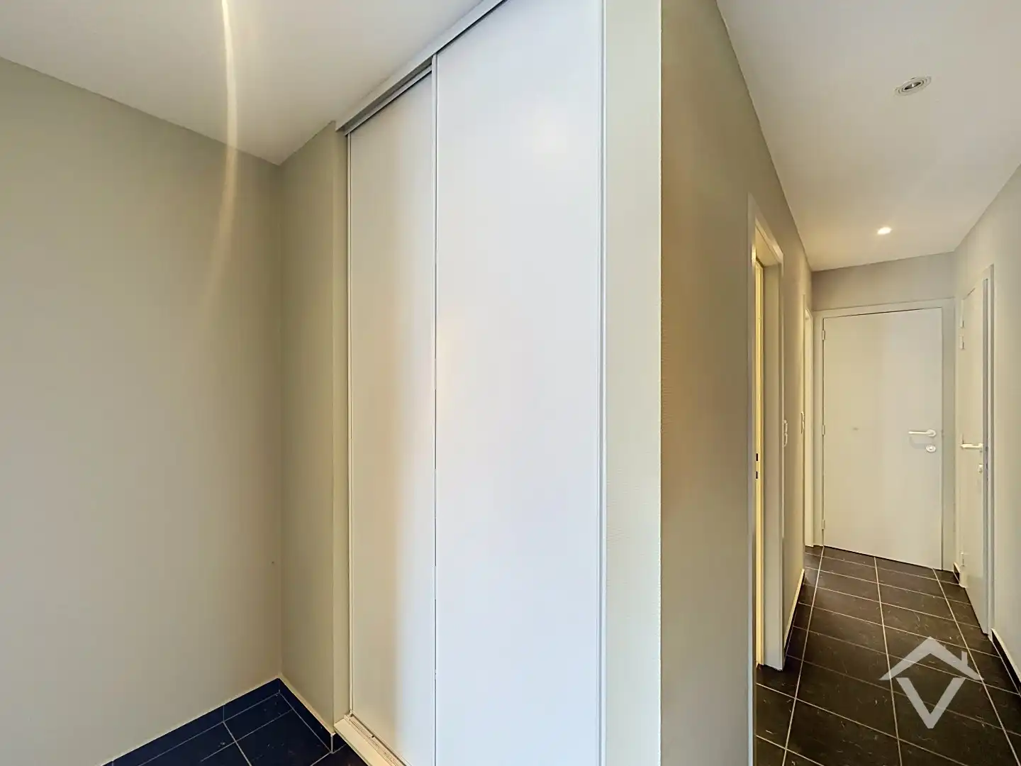 Instapklaar gelijkvloers appartement met twee slaapkamers, terras en ondergrondse parkeerplaats.  foto 4