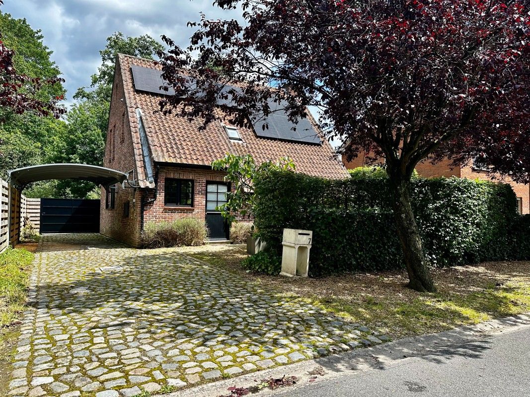 Super charmante woning met 2/3 slaapkamers in een doodlopende straat vlakbij het centrum van Schilde. foto 1