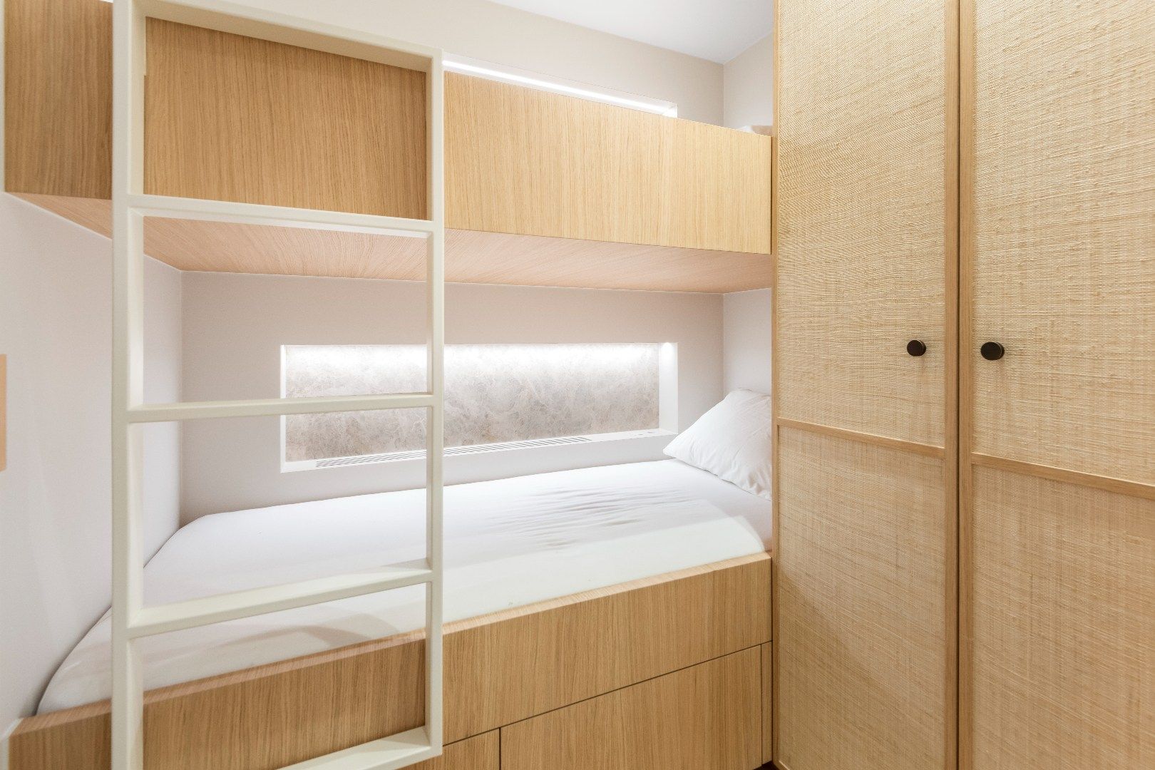 Luxueus vernieuwd appartement in het commercieel centrum op wandelafstand van de Zeedijk.   foto 15