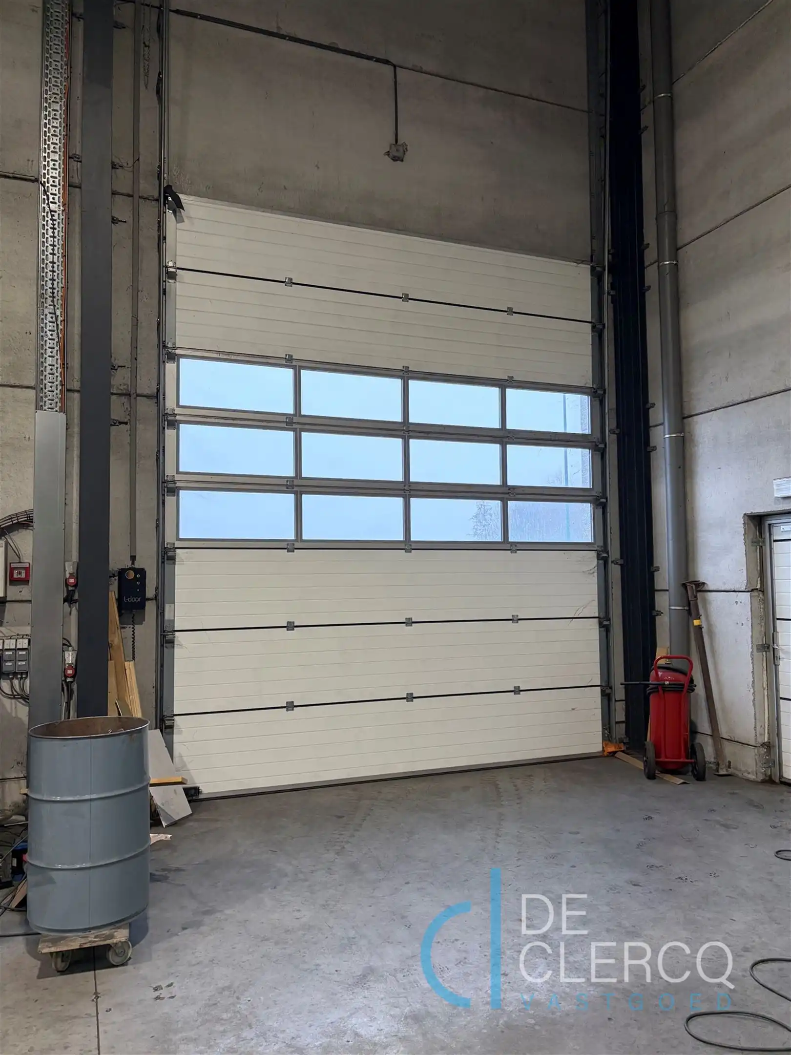 Ruim, goed gelokaliseerd magazijn te huur met parking!  foto 7