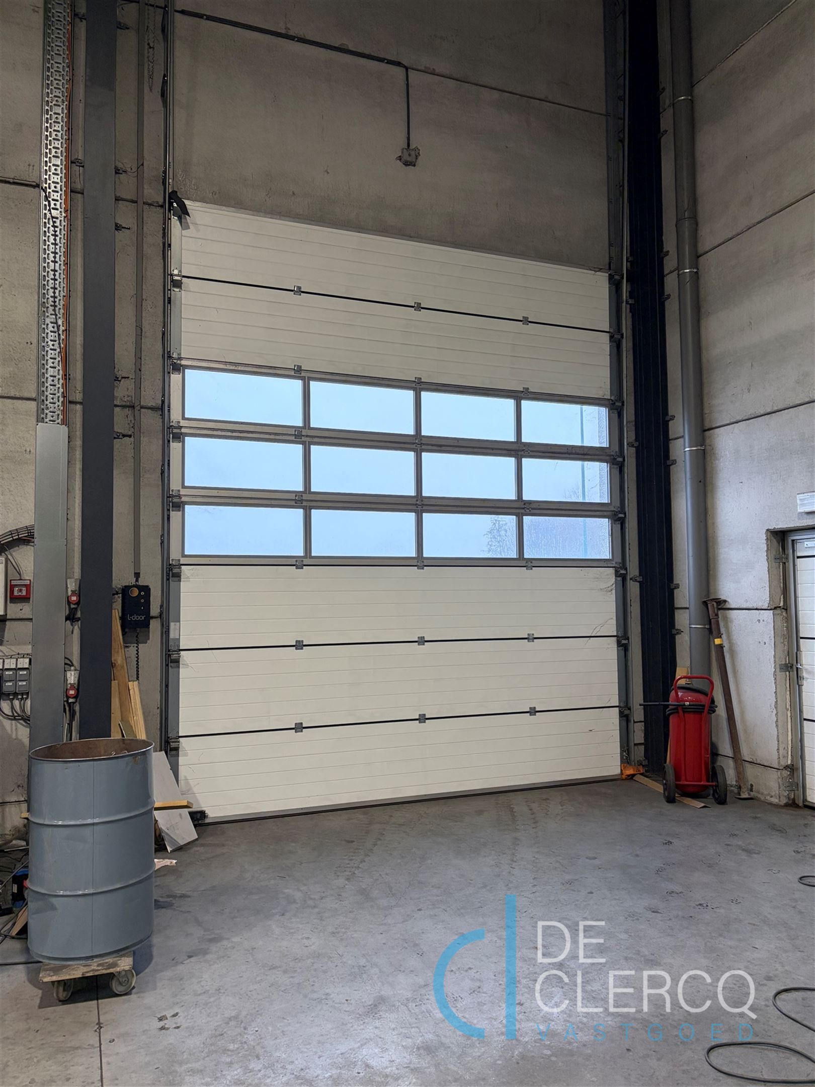 Ruim, goed gelokaliseerd magazijn te huur met parking!  foto 7