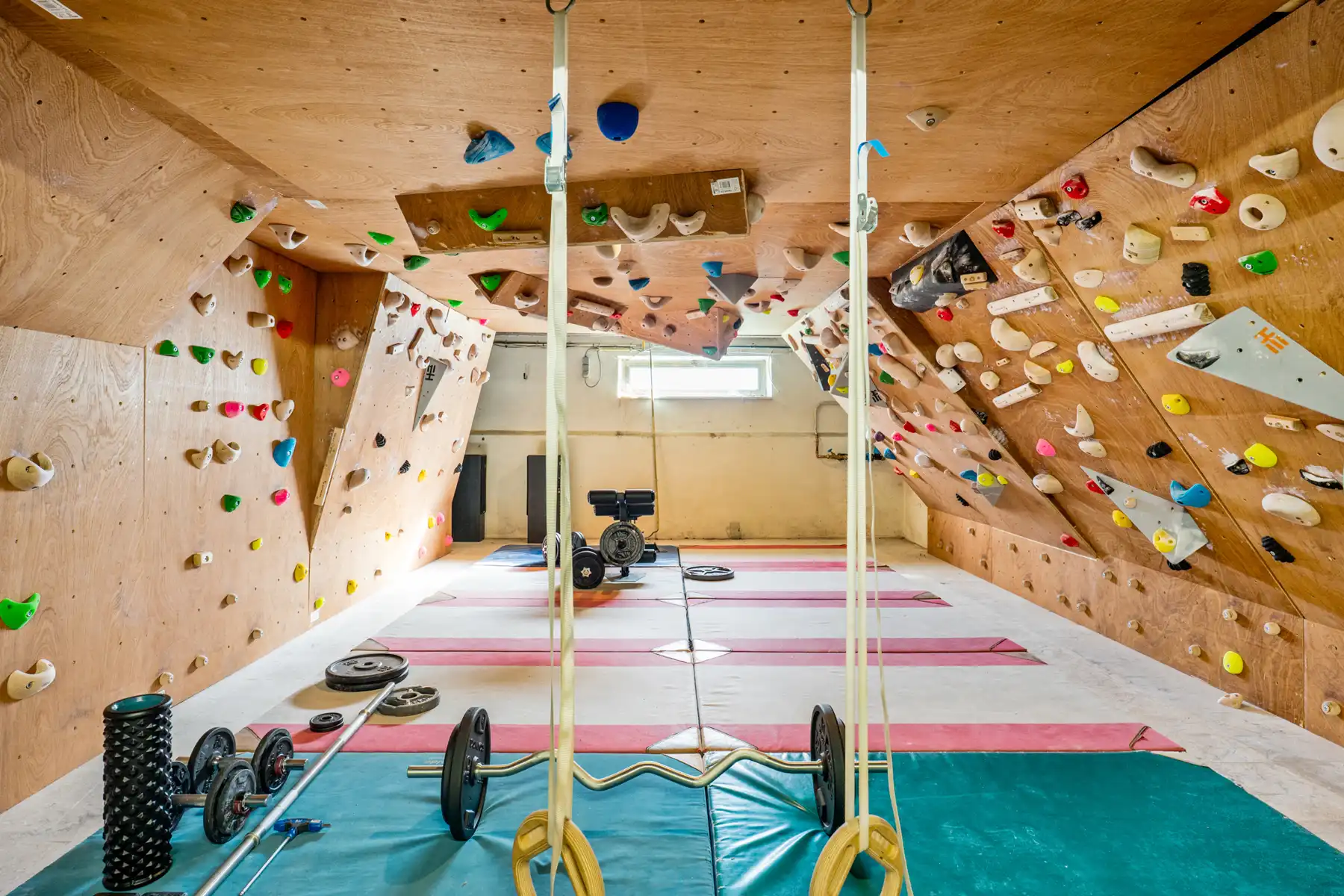 Villa met 5 slaapkamers, 2 badkamers en een ruime kelder. foto 25