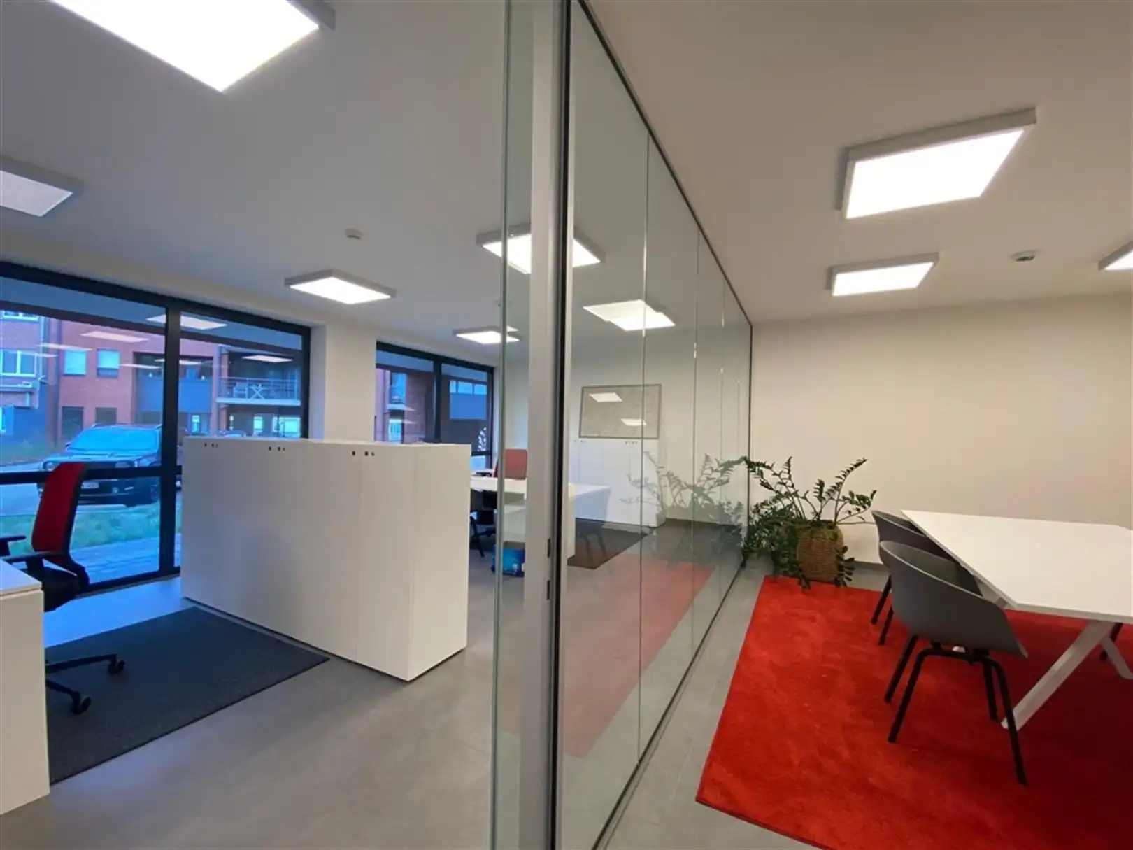 Modern gelijkvloers kantoor te koop op de Antwerpsestraat foto 4
