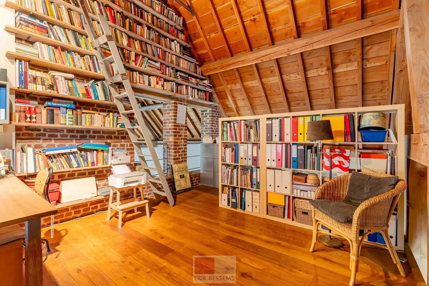 Een zeer karaktervol woonerf van maar liefst 3996 m² met bijzondere uitstraling, bestaande uit een prachtige hoofdwoning (voormalige schuur en stallen) en een charmant vakwerkhuis. foto 33