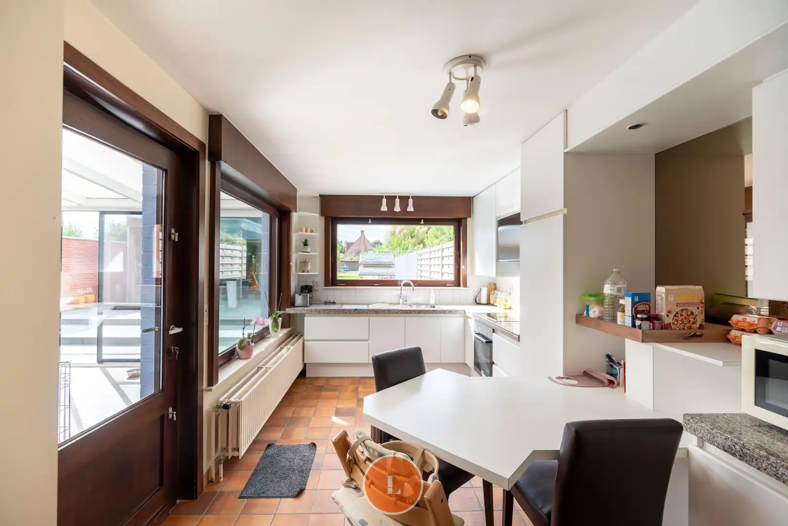 Ruime gezinswoning met grote tuin en uitweg te koop in Menen. foto 10