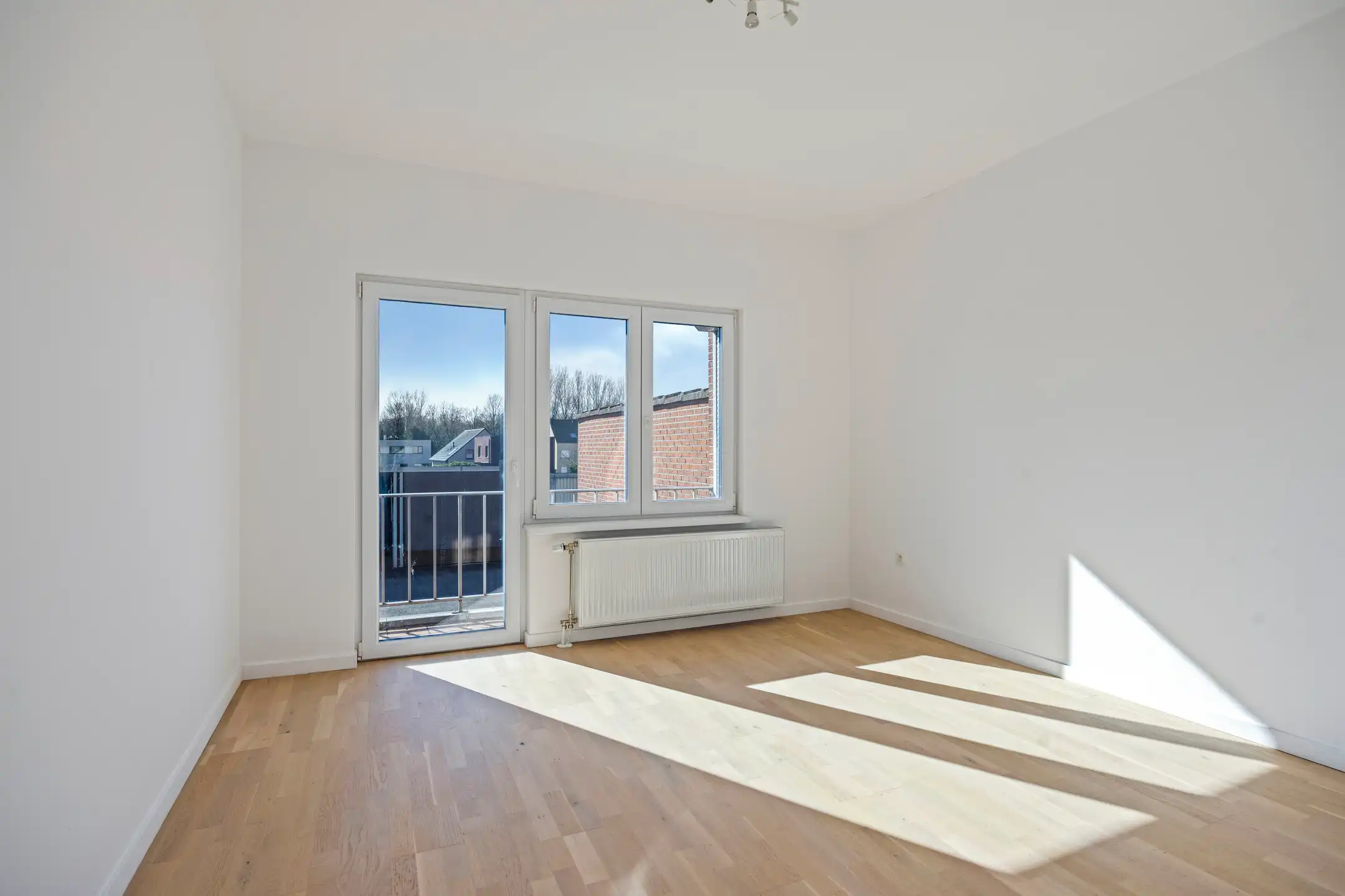 Gelijkvloerse, gerenoveerde kantoorruimte met aparte bureaus foto 9