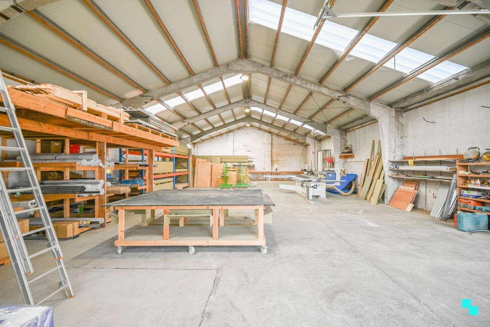 Landelijk gelegen woning met diverse loodsen foto 27