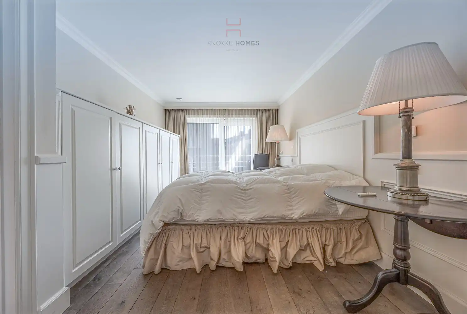 Gemeubeld appartement met frontaal zicht over het Van Bunnenplein en de zee. foto 13