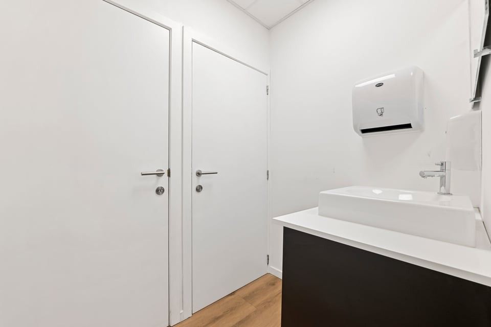 PROFFESIONELE WERKRUIMTE MET TERRAS EN 6 PARKEERPLAATSEN IN SINT-TRUIDEN foto 11