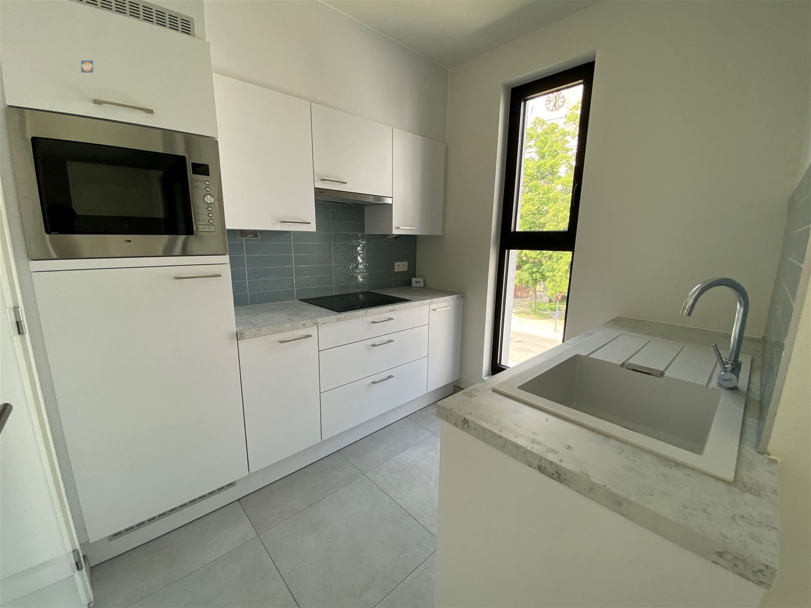 Stijlvol appartement met terras en autostaanplaats foto 3