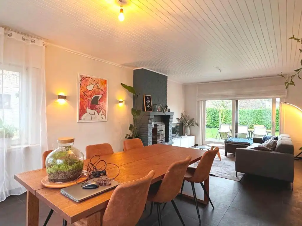 Instapklare en charmante alleenstaande woning met aangelegde tuin is gelegen in een rustige verkaveling. foto 5