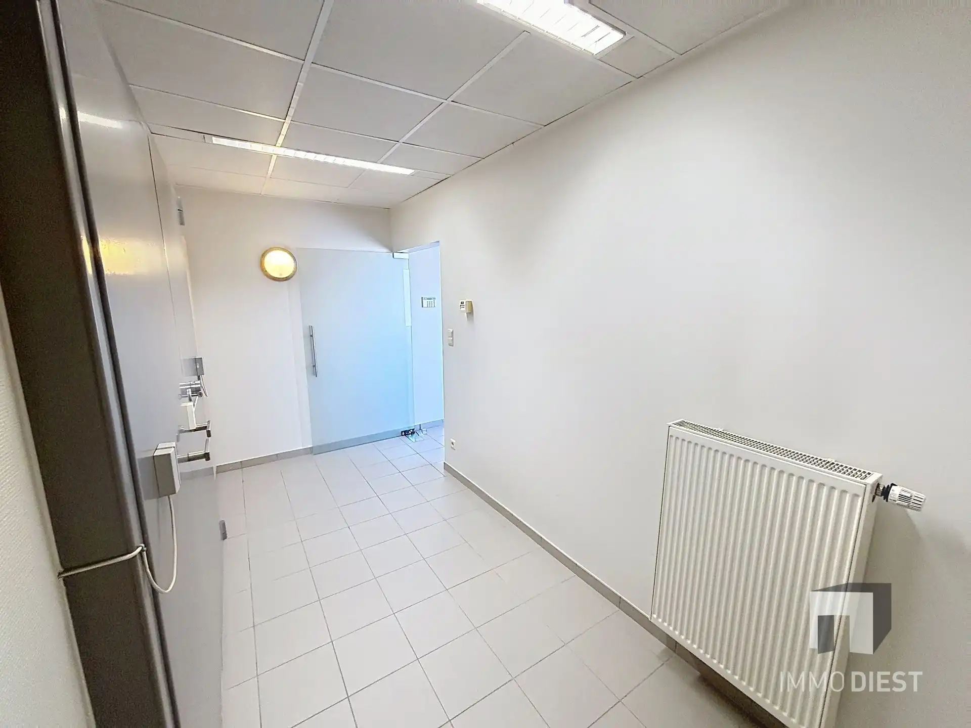 Handelsgelijkvloers van 230m² met private, achterliggende parking voor 3 wagens. foto 18