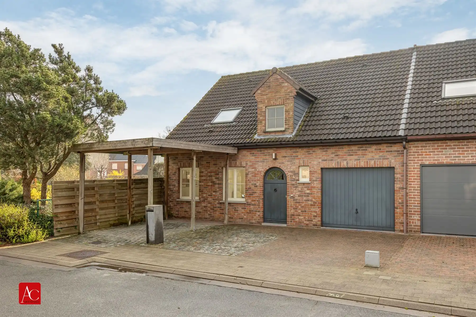 Instapklare halfopen bebouwing met garage en veranda foto 2