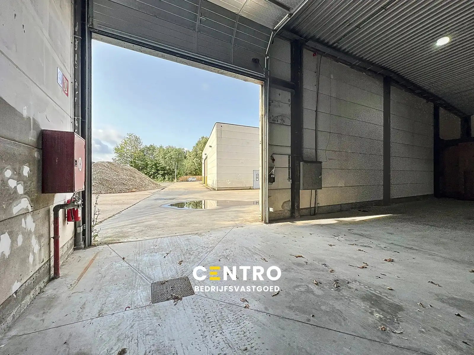 Instapklaar magazijn (600 m2) met mezzanine en geïntegreerd kantoor langs de N8 te Elverdinge (Ieper). Ambachten toegestaan ! foto {{pictureIndex}}