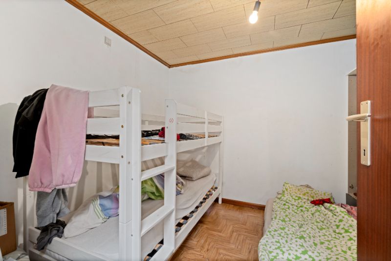 Ruime woning met handelsruimte/bureel vooraan foto 12