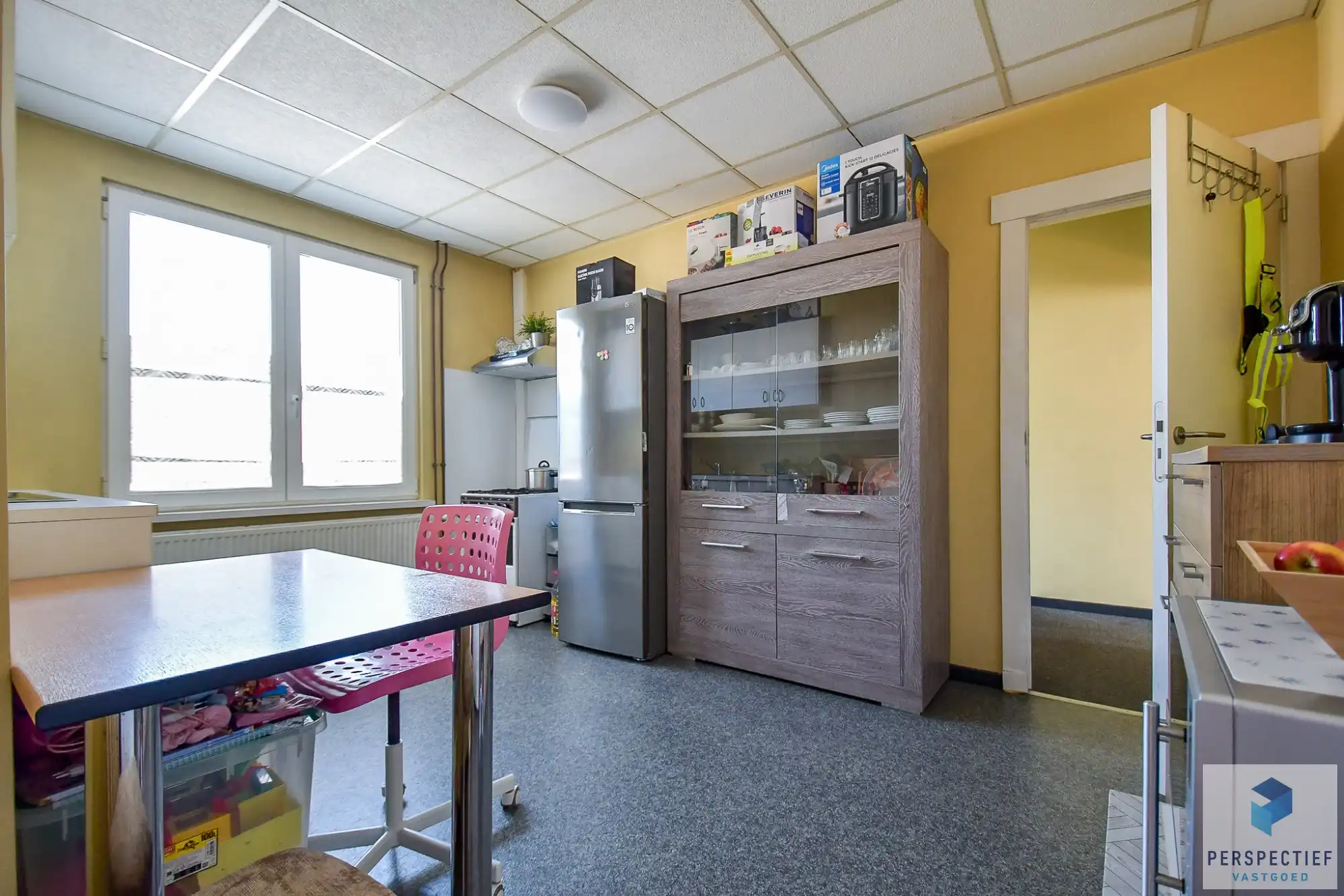 Handelsgelijkvloers en appartement te Adegem foto 6