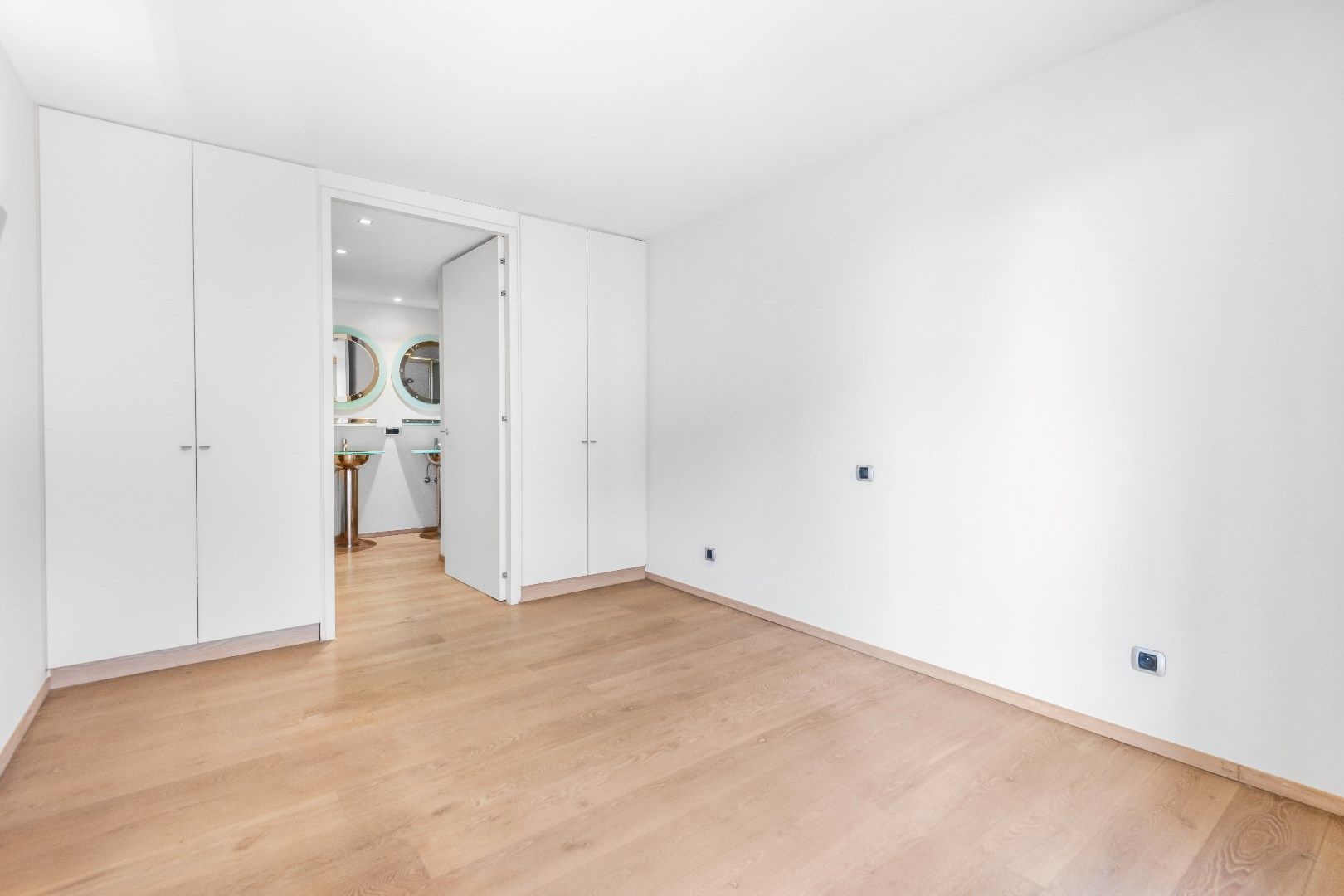 Zeer goed gelegen appartement met parking op de ZEEDIJK vlakbij het Van Bunnenplein. foto 9