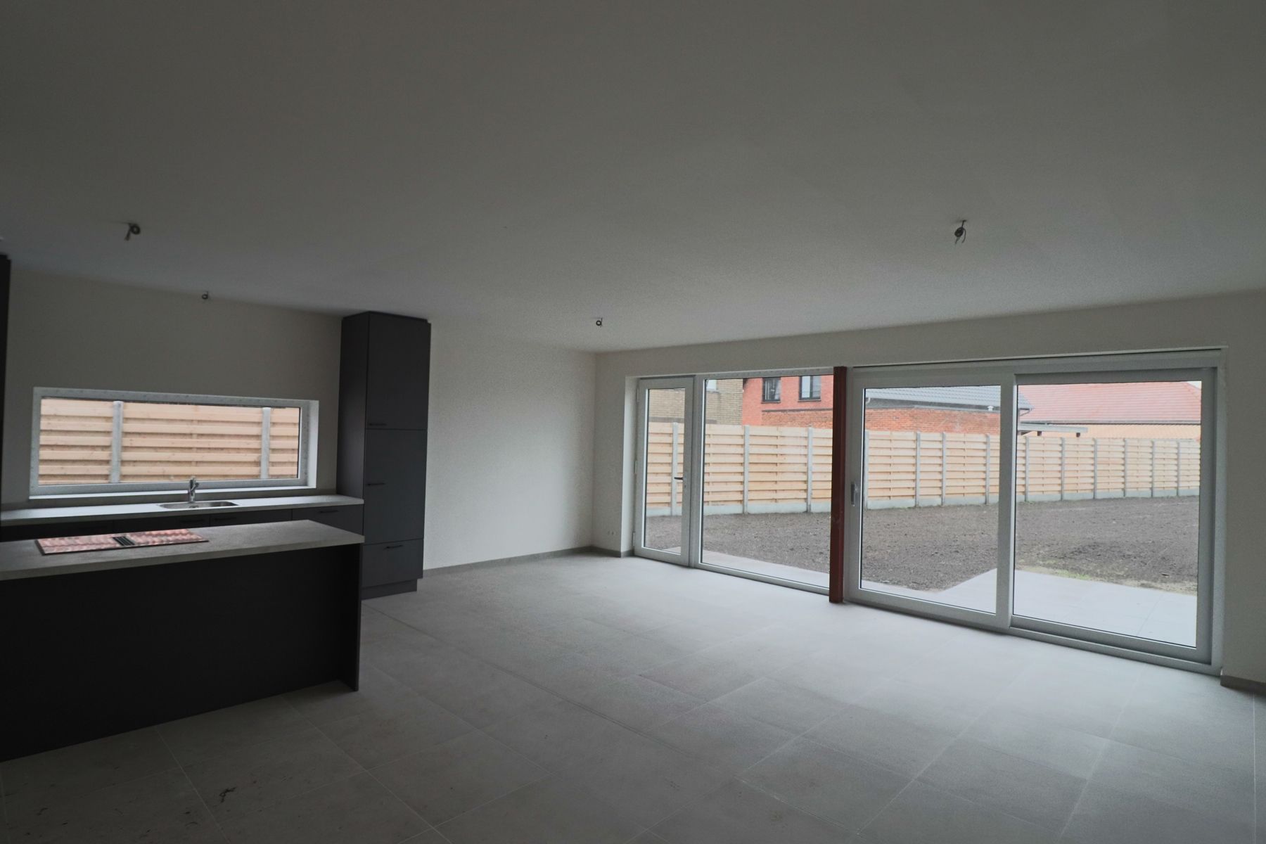 Halfopen woning met 3 slaapkamers en inpandige garage op perceel van ca 505 m² foto 6