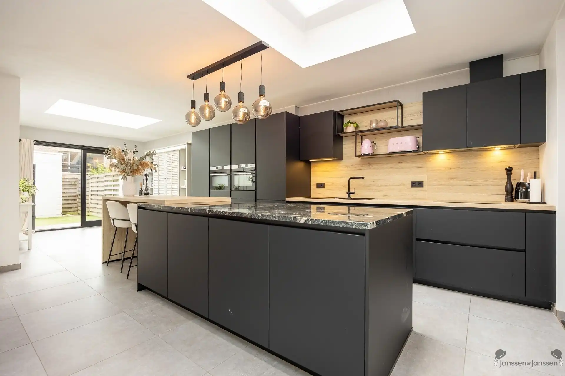 Authentieke, instapklare woning met vernieuwde designkeuken, 4 slaapkamers en garage in hartje Brasschaat foto 8