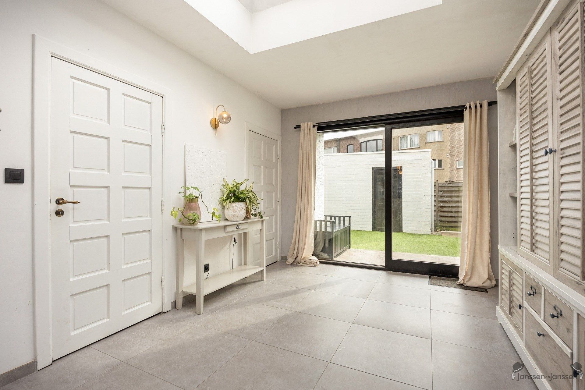 Charmante, instapklare woning met vernieuwde designkeuken, 4 slaapkamers en garage in hartje Brasschaat foto 8