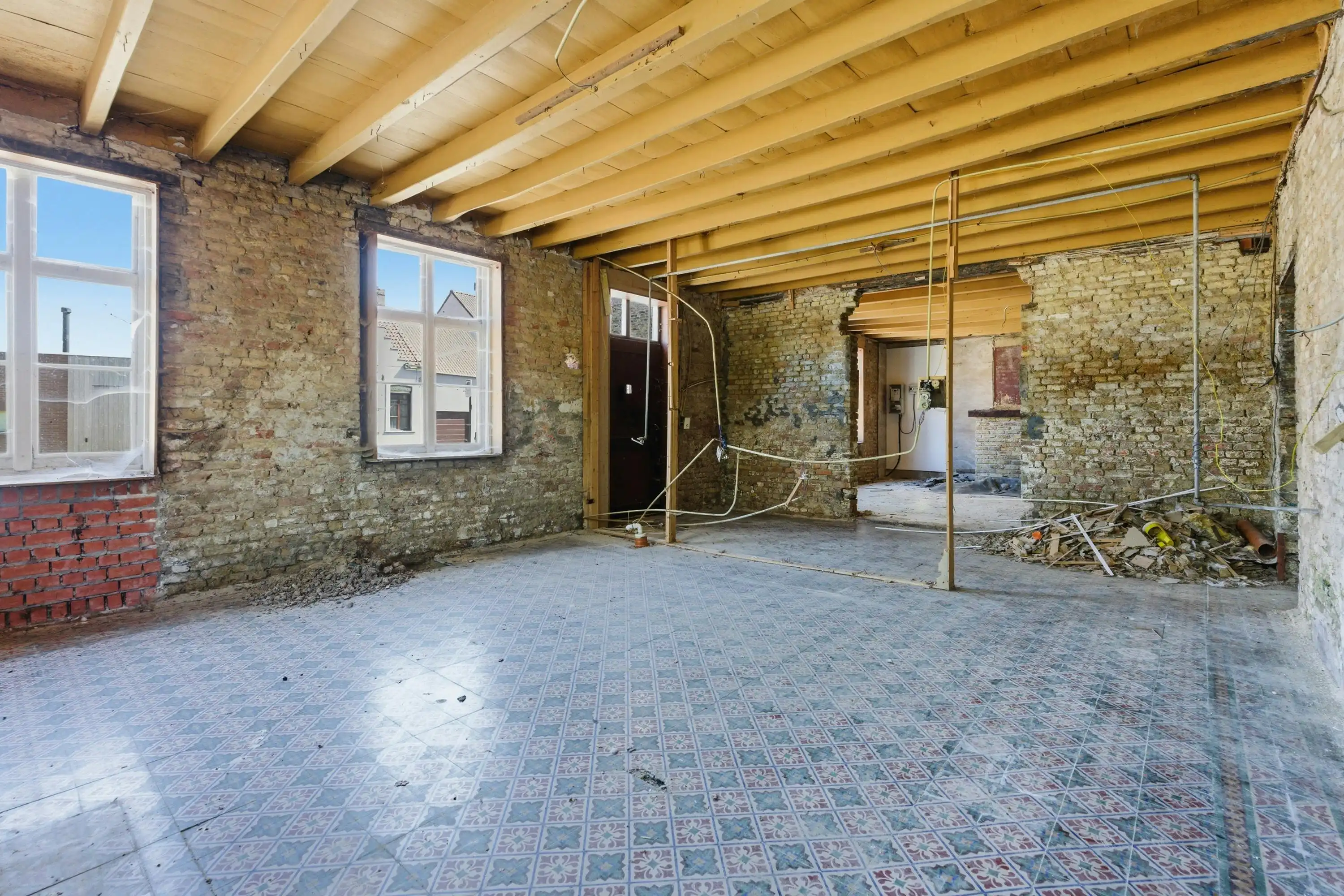 Karaktervolle renovatiewoning met veel potentieel in Beauvoorde. foto 3