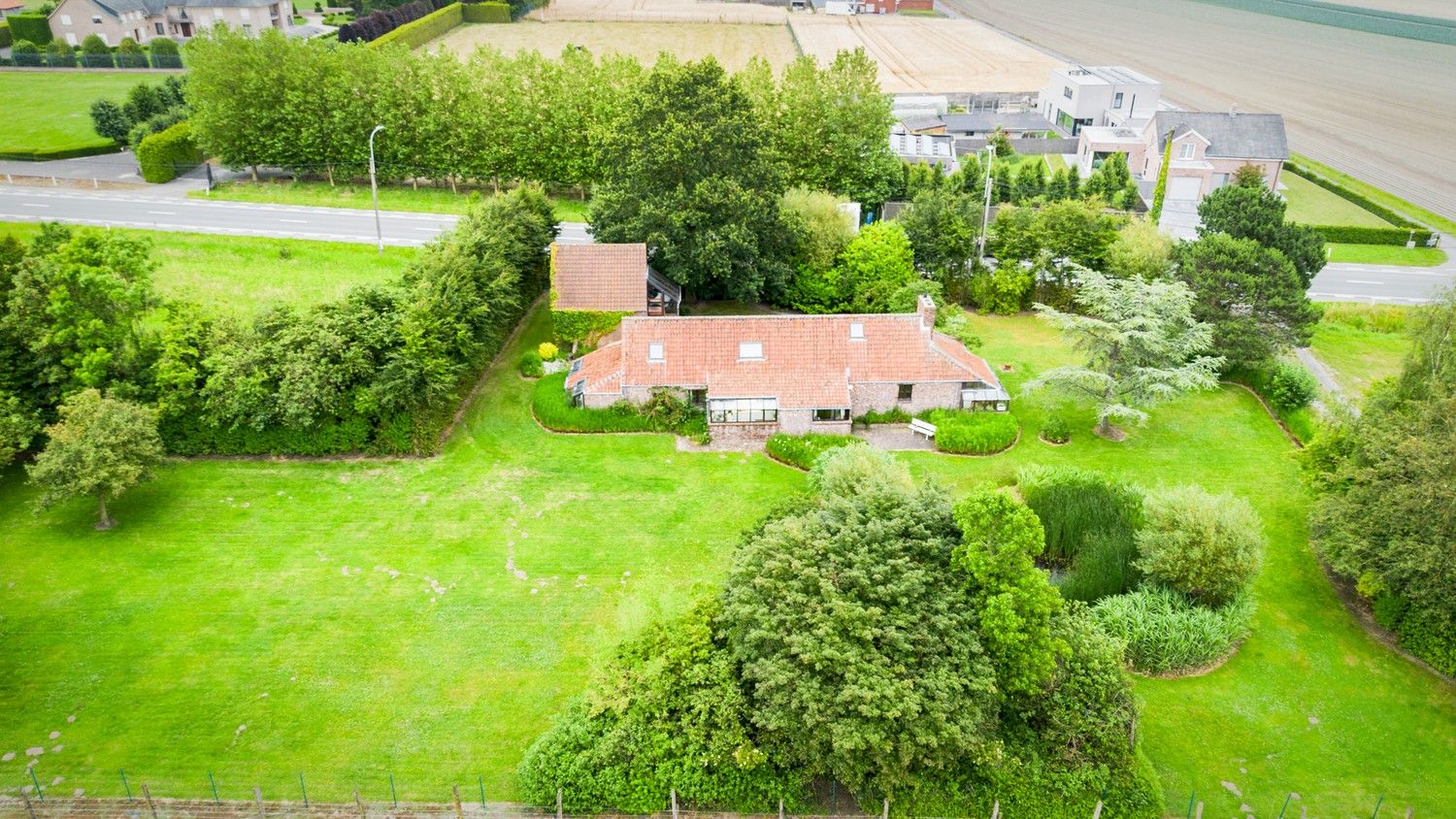 Hoofdfoto van de publicatie: Betoverend Landhuis met 5 Slaapkamers in Meulebeke te koop