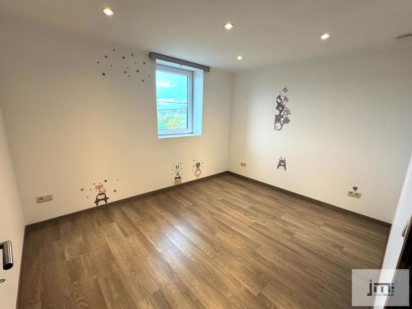 Ruime moderne woning met grote kelder foto 14