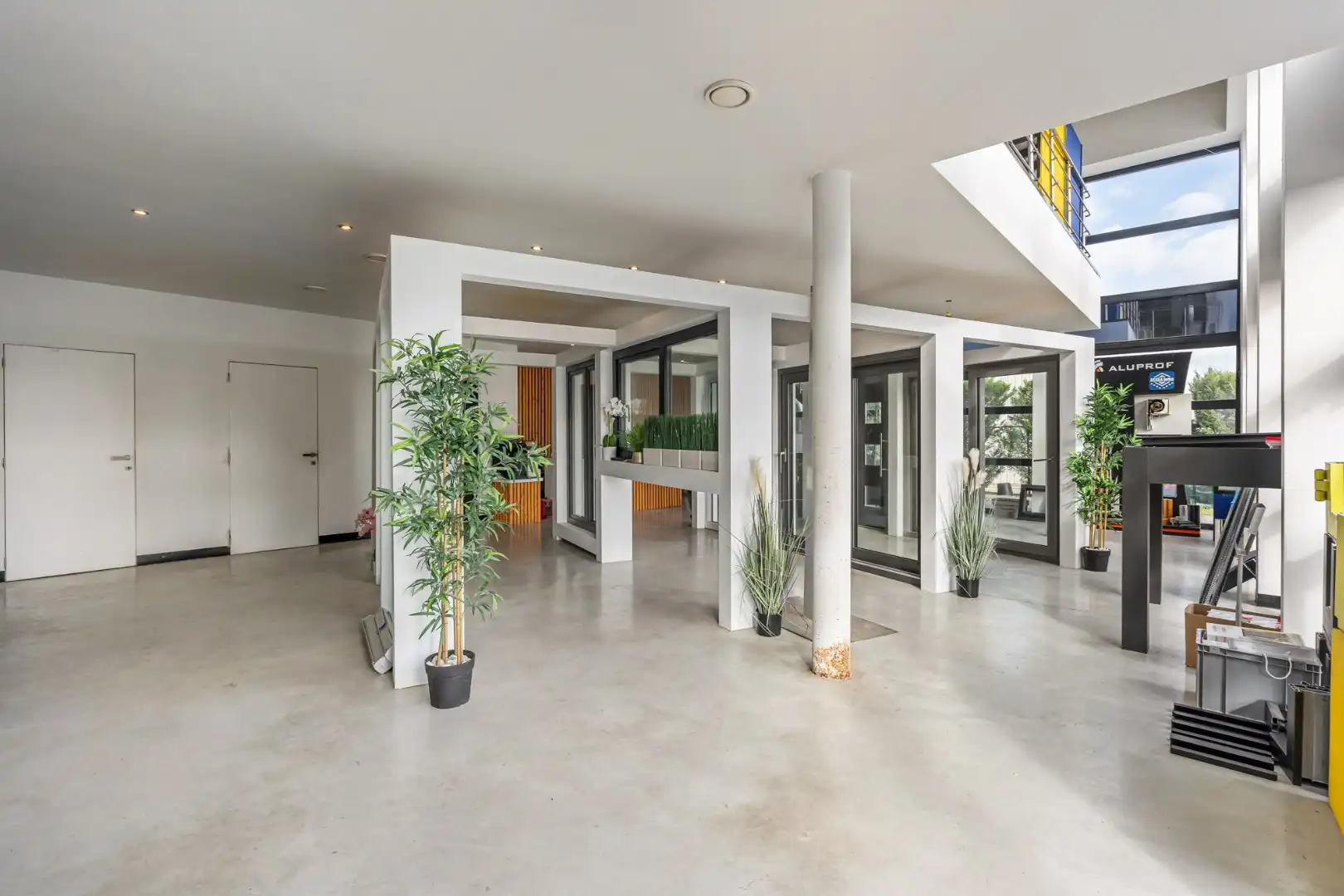 Bedrijfsgebouw met toonzaal, kantoren, magazijn en woonst - groot 700m²  foto 5