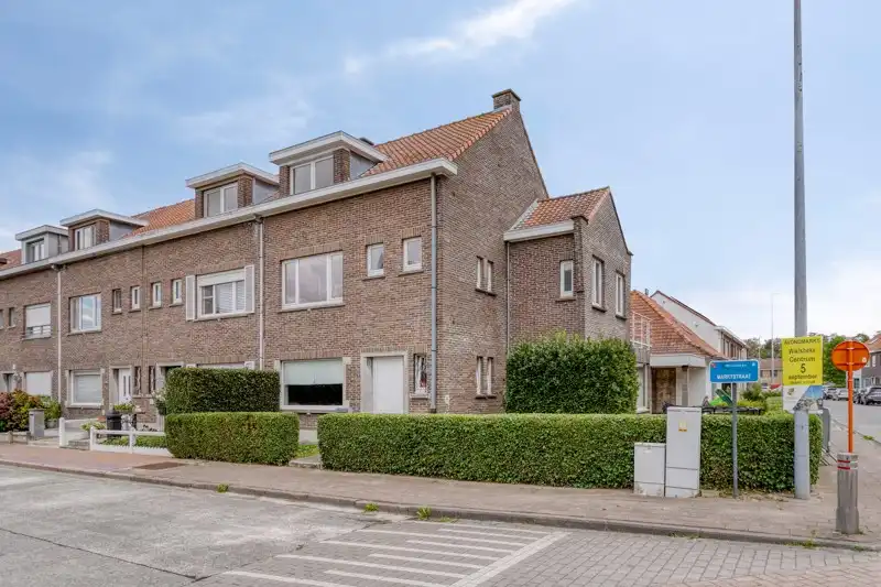 🏡Ruime woning met kantoorgebouw TE KOOP in hartje Wielsbeke – Marktstraat! foto {{pictureIndex}}