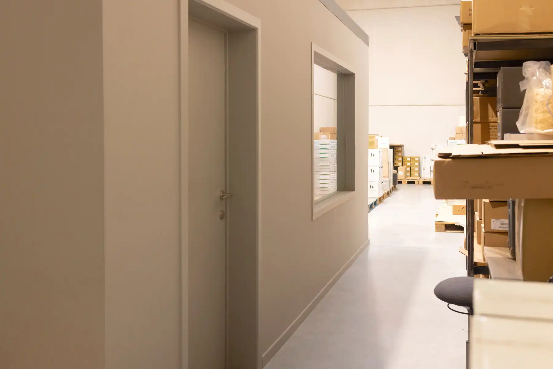 Perfect afgewerkt industriepand met kantoor en loods foto 29