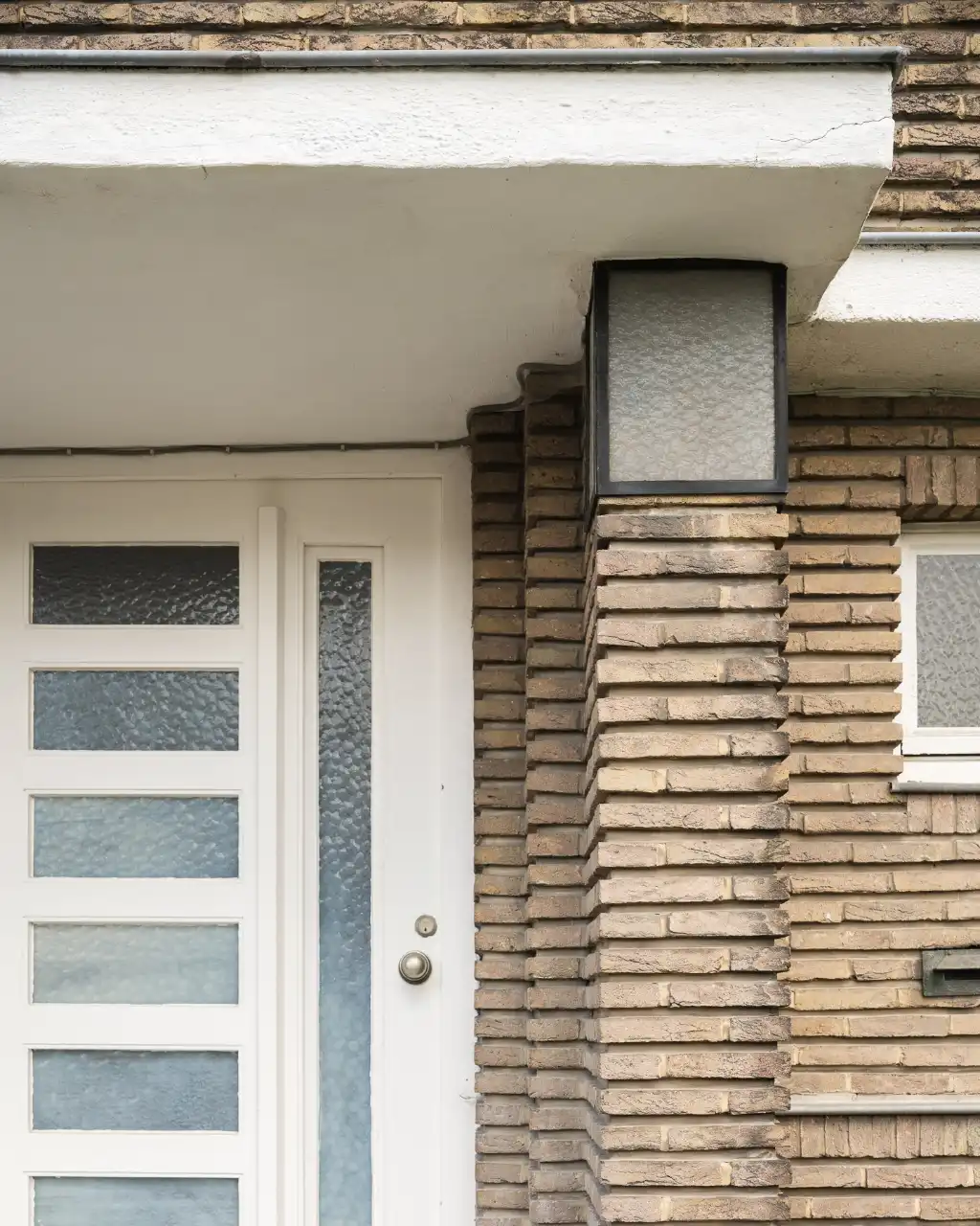 Uitzonderlijk aanbod aan het Miljoenenkwartier - Bijzonder karaktervolle, op te frissen, art-déco woning met fenomenale stadstuin nabij het Paul De Smet de Naeyerpark. foto 2