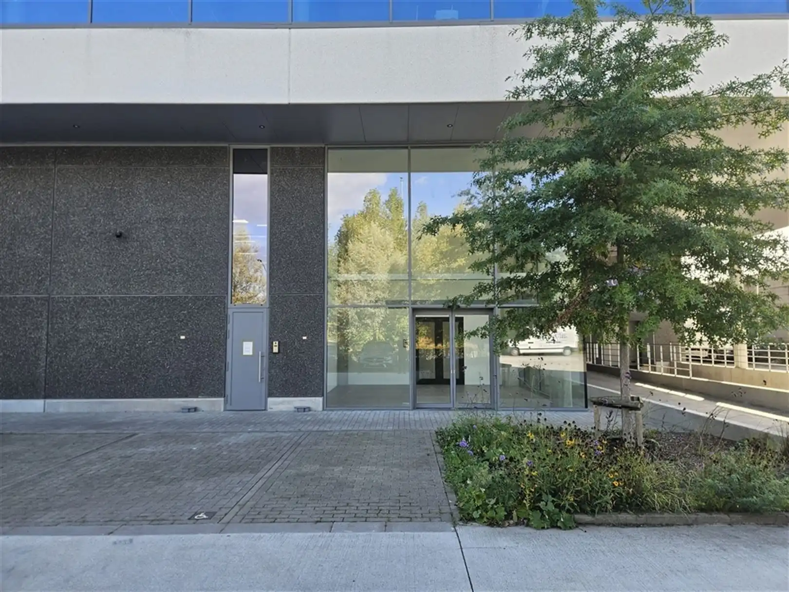 Moderne kantoren op zichtlocatie langs de E40 foto 3